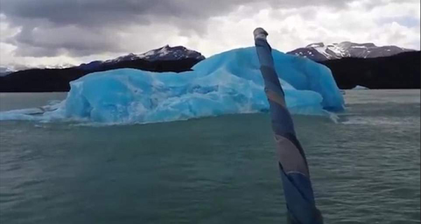 南美冰山崩裂反复上浮下沉景象壮观引人赞叹