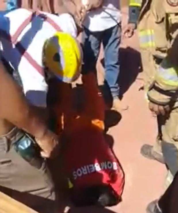 赞！巴西消防员钻进小洞救出2岁被困女童