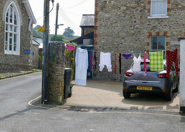 英妇女屋外晾衣服遭批 众多小镇居民晾衣以表声援