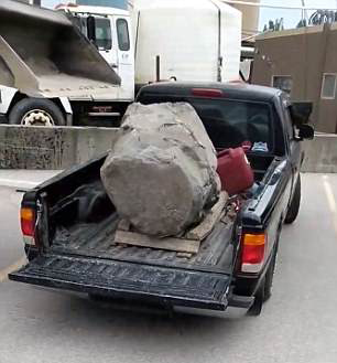 尴尬了！皮卡车不堪巨石重负悬挂被压断