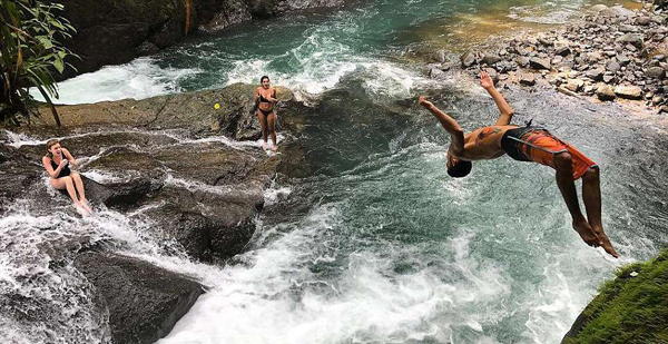 哥斯达黎加跳水爱好者挑战30米高瀑布