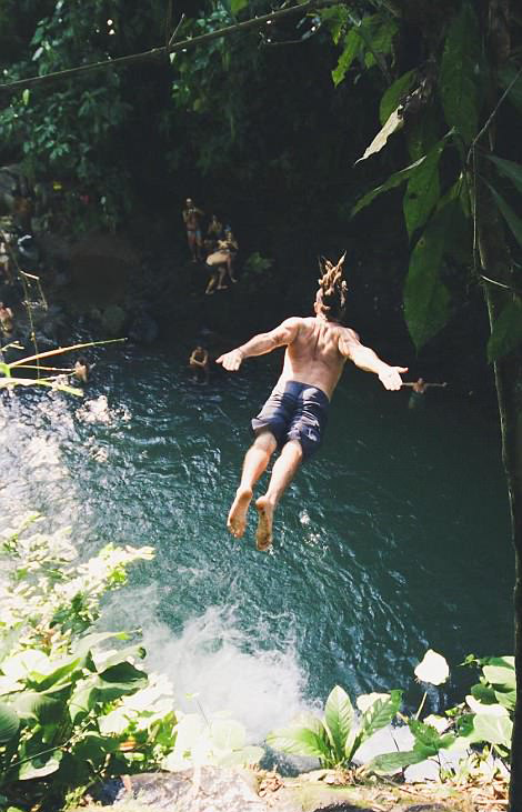 哥斯达黎加跳水爱好者挑战30米高瀑布