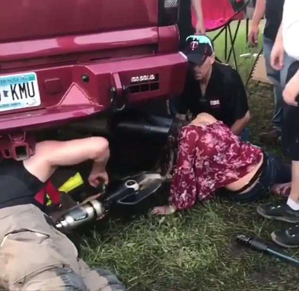 美醉酒女子把头塞进卡车排气筒被困 消防员解救