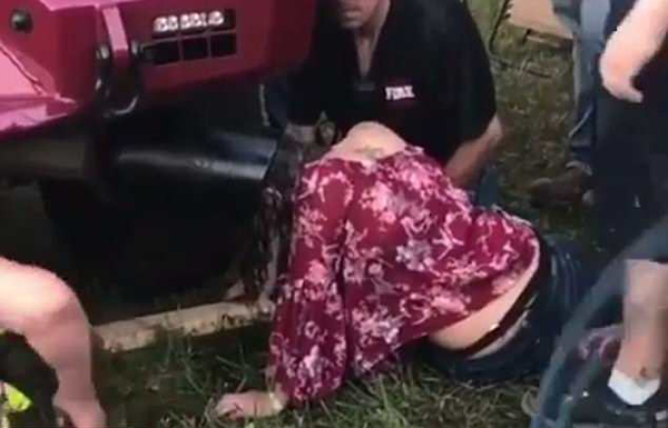 美醉酒女子把头塞进卡车排气筒被困 消防员解救