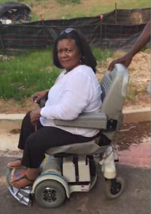 暖心！美拳击手推半小时轮椅助残疾人回家