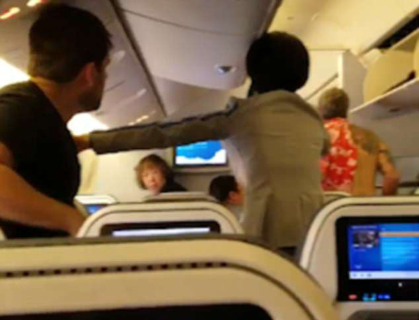 飞机上两名乘客爆粗口互殴 最终一人被捕