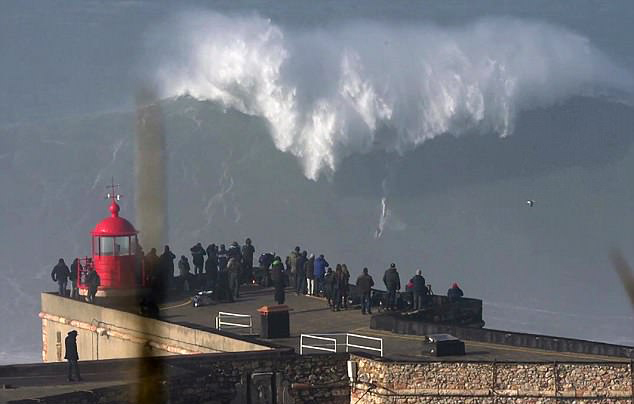 英勇冲浪者葡萄牙征服世界最大巨浪展绝技