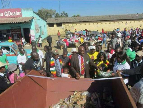 津巴布韦官员为垃圾桶剪彩 照片广为流传