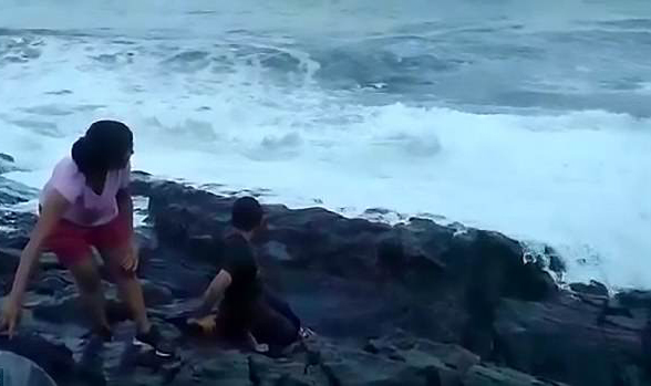 视频记录印度游客被巨浪卷入水中丧生一幕
