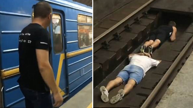 玩命耍酷？ 乌克兰两男子跳入地铁轨道寻刺激