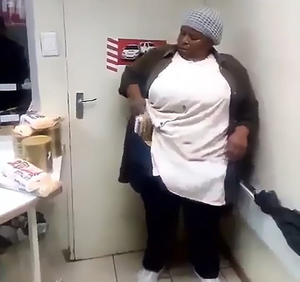 南非一超市保安拍摄女子偷奶粉视频引网友批评
