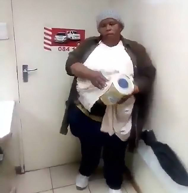 南非一超市保安拍摄女子偷奶粉视频引网友批评
