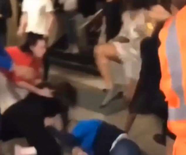 伦敦上演午夜暴力 4名女子用高跟鞋踢打男青年