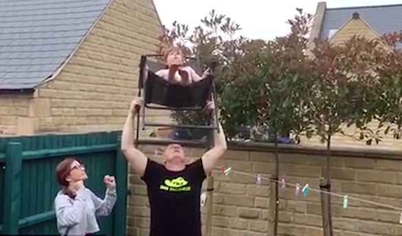 英国老爸花6周练平衡绝技 头顶坐在椅子上的女儿