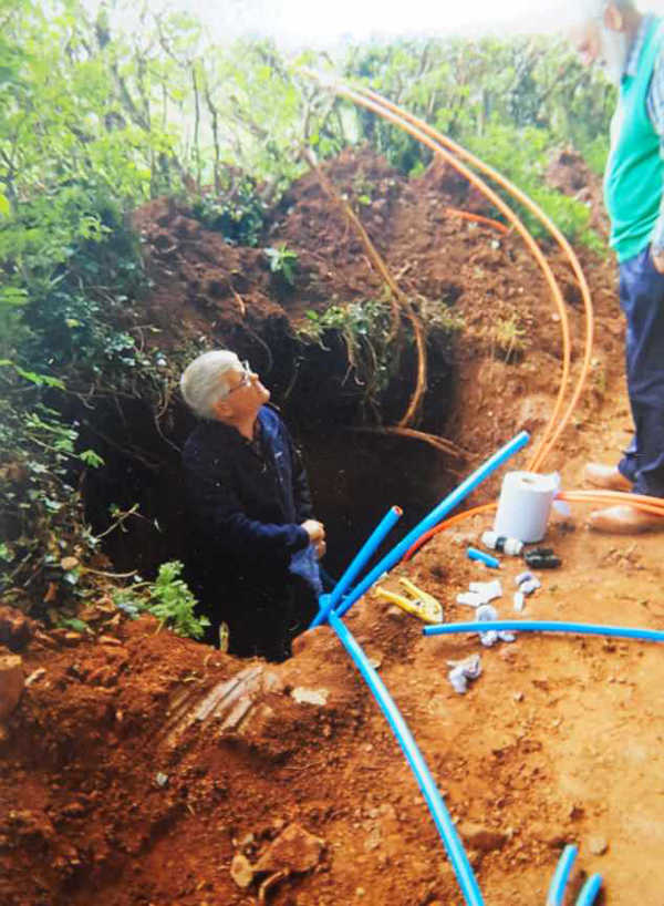 不堪龟速网络 英村民自己动手挖沟装超高速宽带