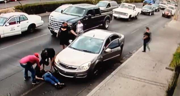 墨西哥女子横穿马路不慎滑倒 瞬间卷入车轮下