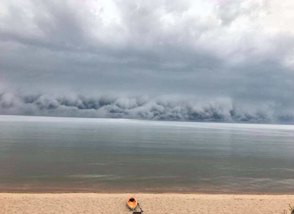 震撼！美密歇根州惊现滩云压境奇观