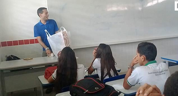 巴西一老师患病拿不到工资 全班学生秘密组织捐款