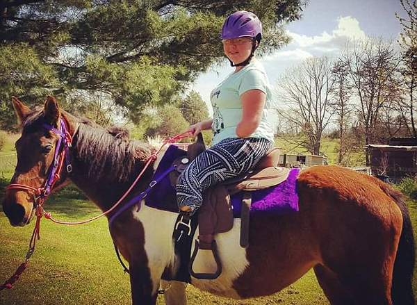 励志！美女子酷爱骑马 患病截肢后仍勇骑马背