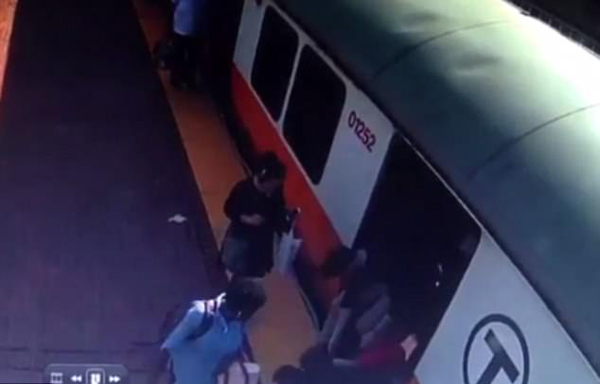 美女子不慎将腿夹入站台缝隙 乘客推火车救人