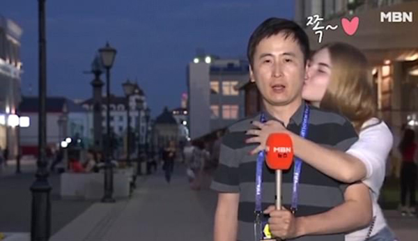 韩国男记者报道世界杯时获两女粉丝献吻