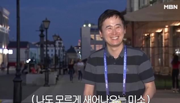 韩国男记者报道世界杯时获两女粉丝献吻