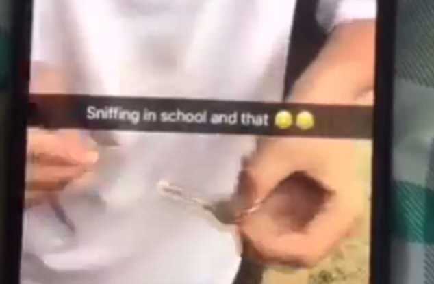 英国一学校爆出学生在课间吸毒引发人们热议