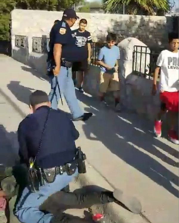 美警察粗暴执法 持枪威胁加推搡当事人