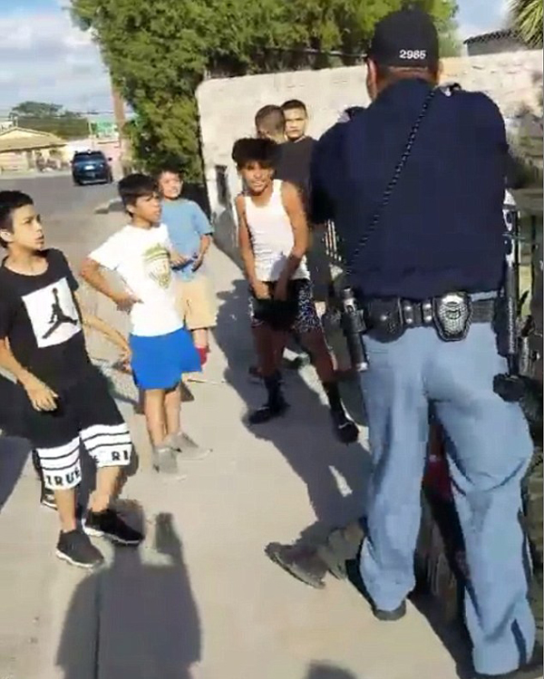 美警察粗暴执法 持枪威胁加推搡当事人