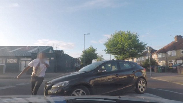 英男子开车险出车祸 迁怒女司机对其车泼咖啡