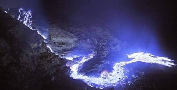 印尼一火山喷出罕见蓝光点亮夜空引游客围观