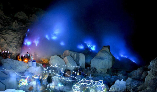 印尼一火山喷出罕见蓝光点亮夜空引游客围观