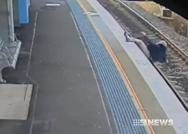 澳男子不慎跌进火车轨道 幸被一乘客及时救出