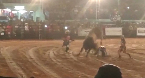惋惜！巴西24岁小伙骑牛比赛中遭公牛重踏身亡