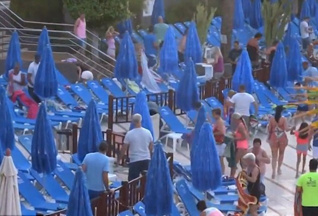 “恐怖”假期！酒店游客清晨排队哄抢泳池边日光浴位置