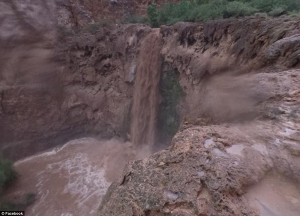 美大峡谷突降暴雨引发洪水 200名被困游客及时获救