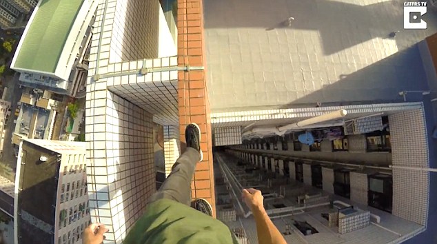 香港男子在警局55层楼顶边缘挑战高空行走