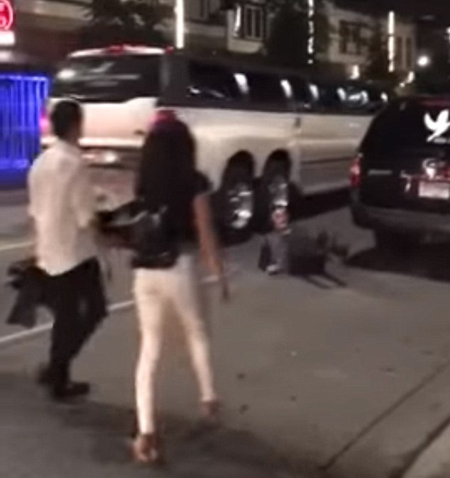 自作自受！男子骚扰豪车内女子跳车时头部撞到车尾