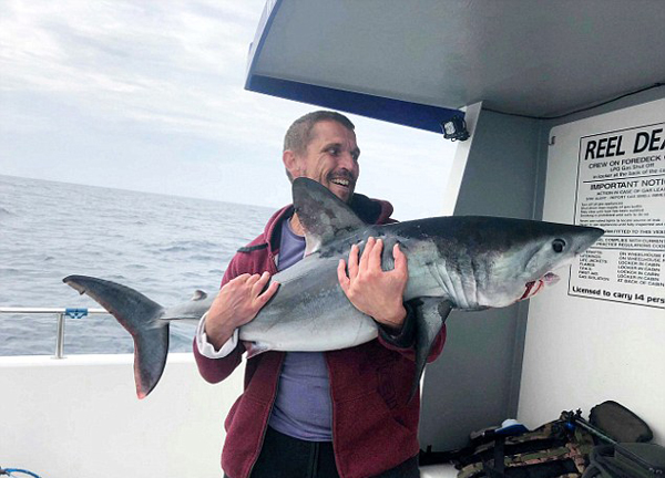 英渔民出海收获惊人一天钓20条鲨鱼