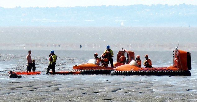 英国一家人身陷海滩齐腰深泥淖 潮水来袭前被救