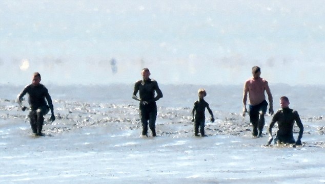 英国一家人身陷海滩齐腰深泥淖 潮水来袭前被救