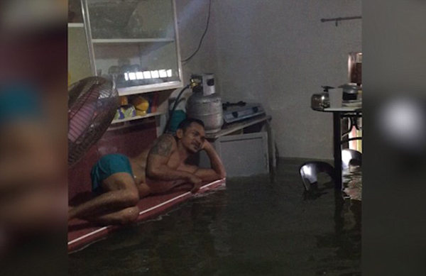 菲律宾男子洪水过后将漫水客厅当私人泳池