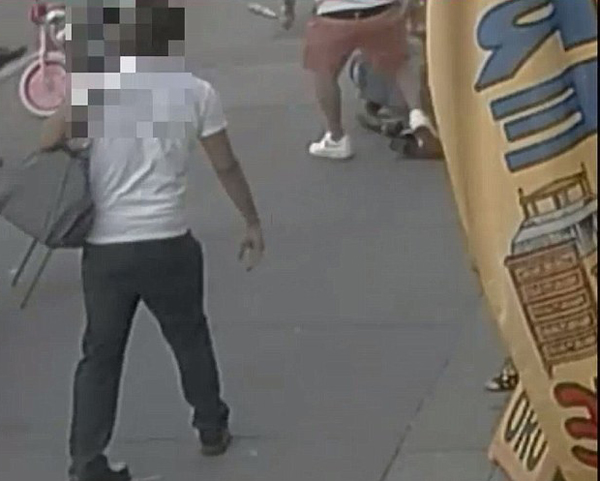 纽约街头两男子用棒球棍袭击路人致其失去意识