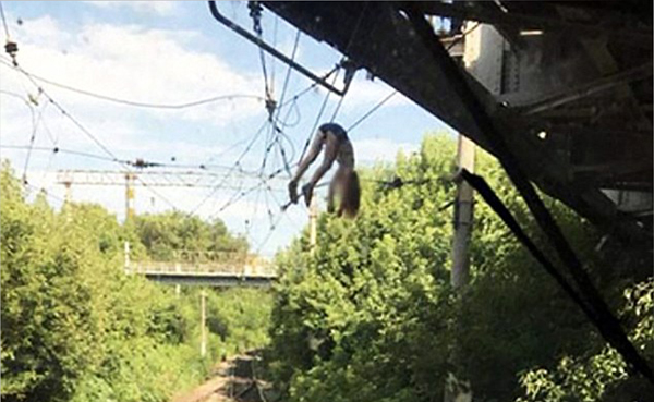俄女孩铁路桥上自拍失足跌落高压电线奇迹存活