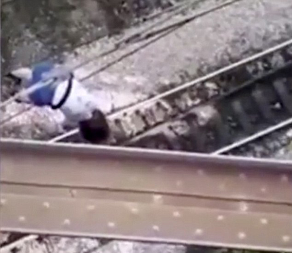 俄女孩铁路桥上自拍失足跌落高压电线奇迹存活