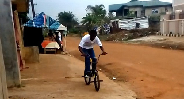 尼日利亚穷小伙获异国好心人捐赠新自行车