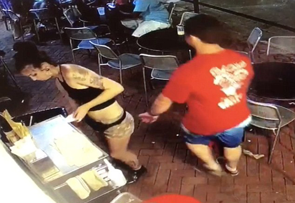 美男子在餐馆骚扰女服务员反被抱摔后遭逮捕