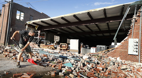 龙卷风袭击美爱荷华州 房屋被“撕碎”多人受伤