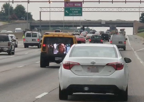 美司机车后挂起大屏幕 州际公路上放科幻电影