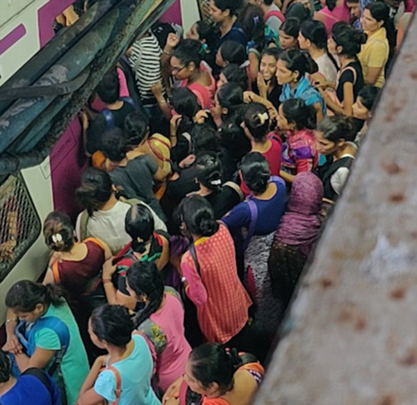 上班族的噩梦！印数百上班妇女挤爆火车站台